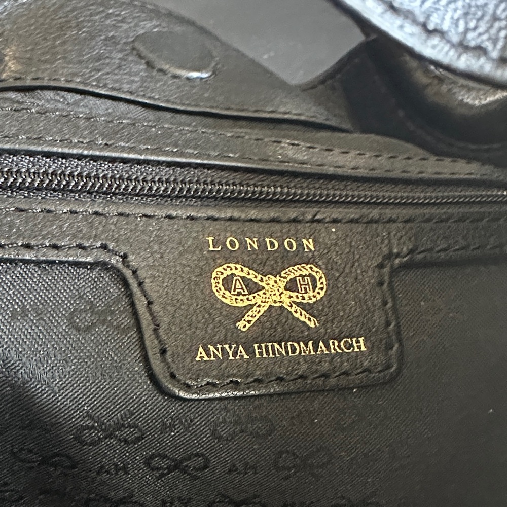 Anva Hindmarch Elegant Black Leather Shoulder Bag with Chain Accents - Picture 5 of 17